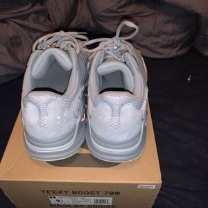 Yeezy 700 intertia size 9.5
